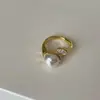 Anel de Ouro Especialmente Moldado com Pérolas Barrocas de Luxo Leve e Alto Padrão para Mulheres com Anel Moderno Único e Exquisito