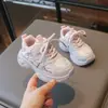 Zapatillas de moda para niñas 2026 otoño e invierno nuevas zapatillas ligeras para correr zapatillas tipo papá para niños zapatos casuales para niños mayores