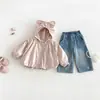 Conjunto de Tres Piezas para Bebés y Niños Pequeños: Top Básico Dianxi con Sudadera con Capucha y Lazo, Jeans de Dibujos Animados para Niñas