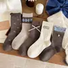 Meias marrons para mulheres, meias de cano médio estilo japonês com estampa floral doce, etiquetas de tecido com letras e acabamento em renda, meias franzidas com laço estilo Miu