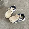 Zapatillas de entrenamiento cálidas con felpa para mujer 2026 nuevo estilo popular invierno zapatos de algodón de dos capas suela gruesa zapatillas blancas pequeñas zapatillas de plataforma de moda