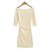 CL26200-26 Vestido slim fit estilo francês de outono com design clean, acinturado, plissado, mangas de três quartos, decote canoa, vestido Rachel, vestido curto