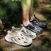 2025 Novos Sapatos Casuais com Furos Masculino Verão Uso Externo Feminino Sola Grossa Respirável Antiderrapante Praia Casa Sandálias