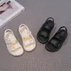 Sandálias Infantis 2026 Verão Novo Estilo Meninos e Meninas Fivela de Cinto Anti-Pé Calçados de Praia Bebê Casual Leves Sandálias Tendência