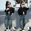 Jaqueta Infantil Primavera 2026 Novo Estilo Item Quente para Meninas Mais Velhas Primavera e Outono Jaqueta Estilo Baseball Conjunto de Jeans Rasgado Infantil
