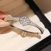 Pulseira de Trevo de Quatro Folhas Vazada de Luxo Leve, Toda Cravejada, Pulseira Fina Clássica de Zircônia em Formato de Losango de Nicho com um Toque de Alto Padrão, Presente para Mulheres