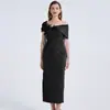 Foto Real de un Atractivo Vestido de Diseño Asimétrico sin Hombros con Adornos Florales Tridimensionales, Corte Ajustado y Estilo Bodycon para Noche