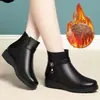 Botines Cálidos y Cómodos para Mujer Nueva Temporada Otoño/Invierno 2026 Suela Suave Fondo Plano Tacón Bajo Versátiles Botas de Piel con Forro de Terciopelo para Personas de Mediana Edad y Mayores