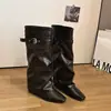 Fivela de cinto da moda, botas de cavaleiro para mulheres, coleção outono e inverno 2026, botas de salto baixo bloco bico quadrado, botas longas de cano alto para pernas largas de alta qualidade