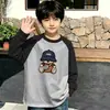 Camiseta de manga longa de algodão puro com blocos de cor estilosos para meninos, estilo coreano, casual e versátil, com mangas raglã, adequada para meninos de meia-idade e mais velhos