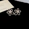 ¡Fashionista! Pendientes de botón de flor hueca de circón, elegantes y versátiles, pendientes de lujo ligero de alta gama para mujer, venta al por mayor