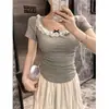 Estilo francês Lace Bow T-shirt Verão Curto Design Sense Irregular Plissado Cinza Manga Curta Top