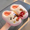 Chinelos infantis de outono e inverno, unissex, quentes e forrados com fleece, com um design fofo de cachorrinho, adequados para pais e filhos usarem em casa