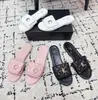 Mochila de Piel de Gama Alta Estilo Chanel con Interior de Piel de Oveja, Hebilla Metálica, Sandalias Planas con Patrón de Diamantes, Pantuflas Casuales en Rosa, Negro y Blanco