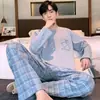 Nuevo conjunto de pijama casual para hombre de primavera y otoño, con un diseño de manga larga, corte holgado y estilo coreano que se puede usar como ropa de estar en casa o incluso como ropa exterior.