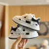 Nuevos zapatos deportivos infantiles de principios de otoño 2026, zapatillas transpirables de suela blanda para niños, zapatillas blancas casuales de moda para niñas estudiantes