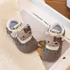Tênis versátil estilo coreano para crianças, novo modelo primavera e outono 2026 com design de sola macia, tênis casual versátil de desenho animado para meninas, tênis de treino alemão