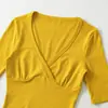Venta al por mayor de ropa para mujer transfronteriza: Top de estilo suave ajustado, camiseta de manga media con pliegues en cuello en V, camiseta interior elástica