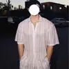 Camisa vintage de manga curta com vazados estilo francês para homens, com um design de nicho ins e um toque de alta qualidade, adequada para uso nas férias