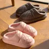 Pantuflas de Algodón Impermeables Mujer Otoño Invierno 2025 Nuevo Estilo Hogar Cálidas Cómodas Suela Gruesa Antibacterianas Superficie de Cuero Zapatos de Algodón Hombre para Usar Afuera