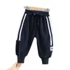 Calça Casual de Inverno para Meninos e Meninas, Marca Trendy Infantil Estilosa Calça de Moletom Grossa com Listras de Letras