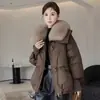 Nueva chaqueta de plumón corta de invierno, holgada, adelgazante, con un cuello grande de pelo, diseñada para mujeres petite, y con una capa exterior engrosada