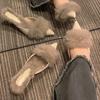 Tacones altos peludos para mujer, ropa de invierno, punta puntiaguda, nuevo 2023, diseño de medias pantuflas, nicho con sentido del diseño, estilo hermana real