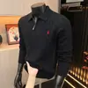 Suéter de punto para hombre transfronterizo con bordado de logo de poni, otoño e invierno, con cuello camisero, cremallera y tejido de ochos, en un estilo "old money" con un toque de alta gama.
