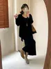 Conjunto de tres piezas de cárdigan de punto y vestido con tirantes para mujer talla grande, otoño 2026, atuendo holgado y fluido para mujeres con curvas