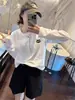 Camiseta feminina estilosa de algodão puro, gola redonda, manga longa, ombro reto, com botões, moderna e versátil, top que rejuvenesce, peça básica para o outono