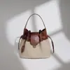 Bolsa Saco Versátil Patchwork 2026 Pingente de Cavalo Pequeno Bolsa de Mão em Couro Genuíno Cor de Bloco Nicho Bolsa Transversal Elegante de Alta Qualidade
