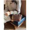Bolsa de camurça retrô fashion para mulheres, nova coleção outono/inverno 2026, bolsa de ombro versátil, bolsa transversal e bolsa tote popular