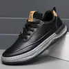 Sapatos Masculinos Primavera 2025 Tênis Brancos Solado Macio Cabedal Macio Versátil Tendência Sapatos para Estudante Casuais Esportivos Slip-On para Homens