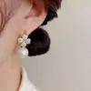 Pendientes versátiles de trébol de cuatro hojas y perla de doble cara, elegantes y modernos, con un toque único y lujoso, pendientes súper brillantes al por mayor