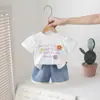 Conjunto de Ropa de Verano para Bebé Niña 2026 Nuevo Elegante para Niños Pequeños Conjunto de Dos Piezas de Moda con Tres Flores y Shorts de Mezclilla de Manga Corta