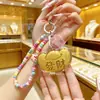 Um Pingente de Lingote Contendo Ouro para a Camada Superficial, um Ornamento Trazedor de Sorte para Bolsas, Correntes de Celular, Chaveiros e um Presente para Atrair Clientes, Disponível para Atacado