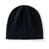 Gorro tejido cálido simple, con borde enrollado y patrón de flor de ciruelo, nuevo estilo otoño/invierno, moderno gorro tejido de cachemira con orejeras, modelo para mujer