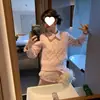Hermoso chaleco de punto de lana rosa con cuello en V y trenzas, estilo academia para niña, color leche