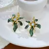 Brincos de Metal com Pétalas Incrustadas de Diamante, Design Simples, Transfronteiriços Europeus e Americanos, Femininos, Leves, Luxuosos, Doces e Versáteis, Atacado de Brincos