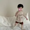 Ropa para Niños Estilo Coreano Ropa Infantil Conjunto de Dos Piezas Camiseta de Manga Corta para Niños Verano Conjunto de Letras para Bebé Fabricante Mayorista Personalización