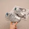 Zapatillas deportivas de running de malla hueca patchwork con suela blanda estilo principios de otoño 2026 unisex estilo casual para niños zapatillas deportivas ligeras venta al por mayor