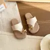 Chinelos de Tira Fina para Dedos para Mulheres 2025 Verão Novos Flats de Nicho Sandálias com Tira para Dedos Sapatos de Praia com Solado Macio