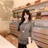 Camiseta blanca de manga larga con cuello redondo y ribete de encaje estilo coreano para mujer, corte ajustado, adecuada para usar en capas, top básico
