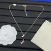 Collar de Letras de Lujo Ligero Nuevo Estilo Transfronterizo Europeo y Americano 2025 con Logo e Incrustaciones de Diamante para Mujer, Venta al por Mayor de Collares de Gama Alta