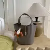 Bolsa Balde Cesta da Moda para Mulheres 2025 Outono Nova Bolsa de Ombro de Alto Valor Bolsa Transversal Niche de Cor Sólida Simples