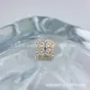 Pendientes de Aleación de Titanio Astmf-13 Color Dorado Trébol de Cuatro Hojas Completamente Diamantados Titanio G23 Rosca Interna Joyería para Piercing en Labio de Zirconia
