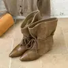 Botas de tornozelo retrô de bico fino, que aumentam a altura, para mulheres, nova coleção de outono 2026, com tiras, comprimento até o meio da panturrilha, design moderno e botinhas de camurça patchwork