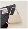 2026 Nova Bolsa Baguete Embossada Retrô de Ombro para Mulheres com Alça de Ombro Simples Amarrada Bolsa de Ombro Única Estilo Coreano para o Trabalho Nicho