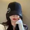 Gorra de béisbol negra de ala dura para mujer, nuevo modelo 2024, circunferencia de cabeza grande, gorra negra tipo pico de pato con letras, ala ancha que hace que la cara se vea más pequeña