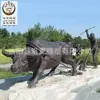 Escultura de Fibra de Vidro em Grande Escala de Figuras Agrícolas de um Búfalo Puxando um Arado, Fonte d'Água em Estilo Pastoral, Ornamento Especial para Campos, Tridimensional